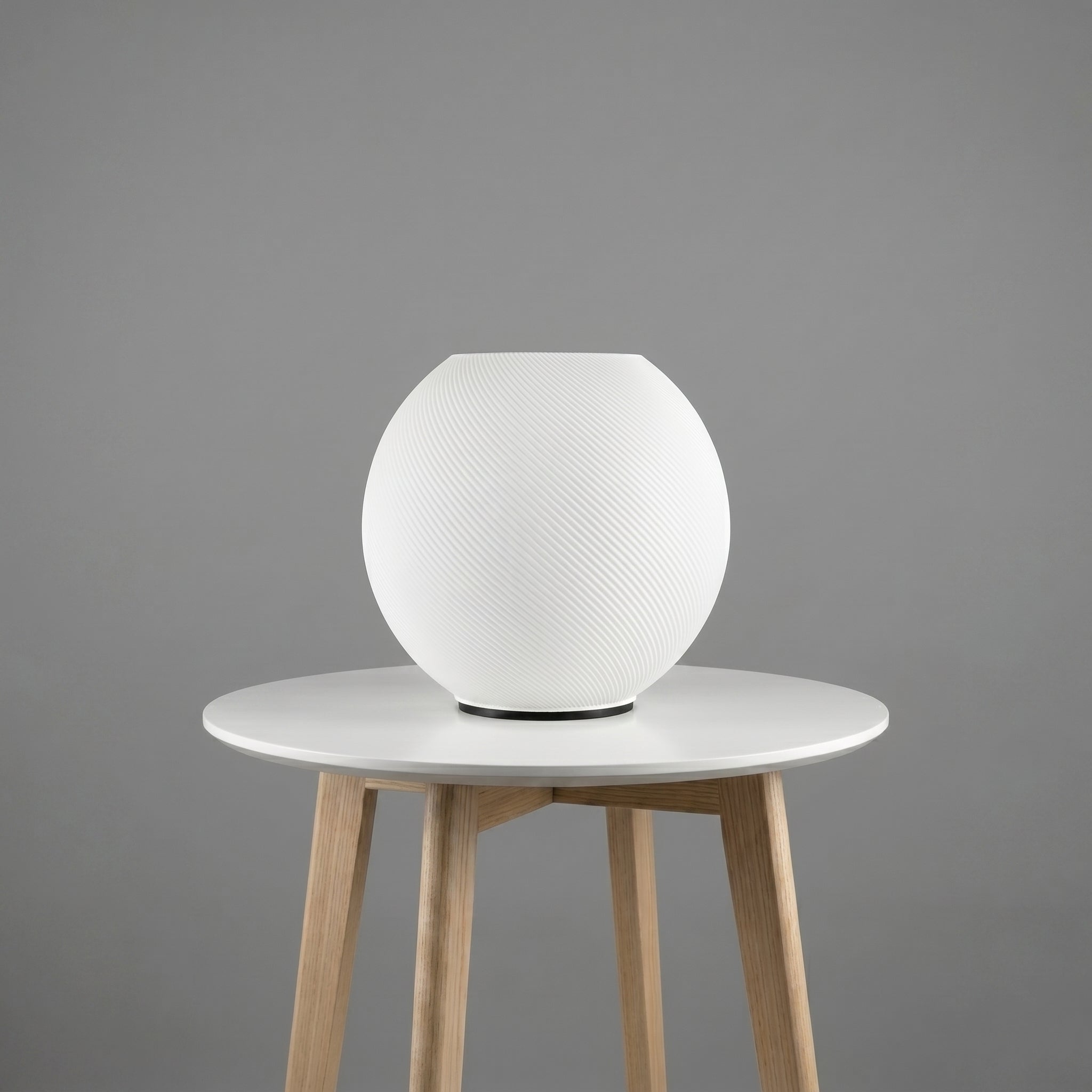 Lampada da Tavolo "Sfera Spirale" in Stampa 3D – Design Moderno Sinuoso